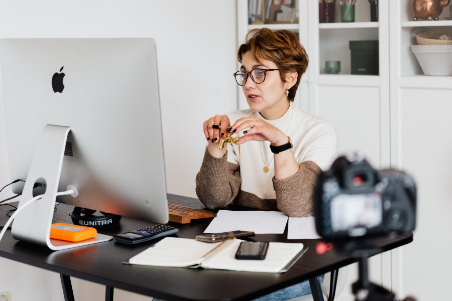 choosing an ehr for large mental health group practice - mental health expert at desk