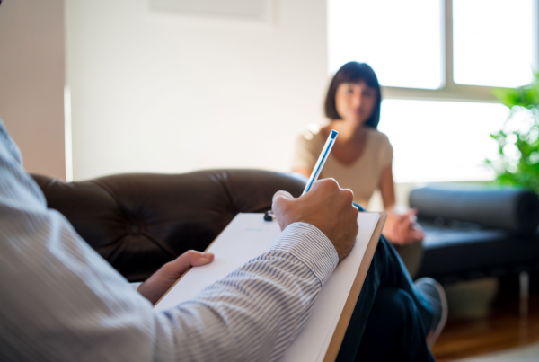 Clinician works with mental health progress note template