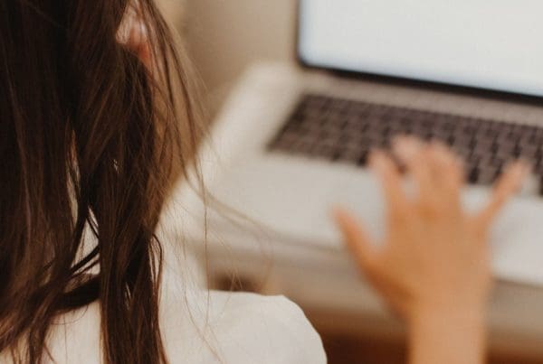woman setting up PMHNP documentation on laptop